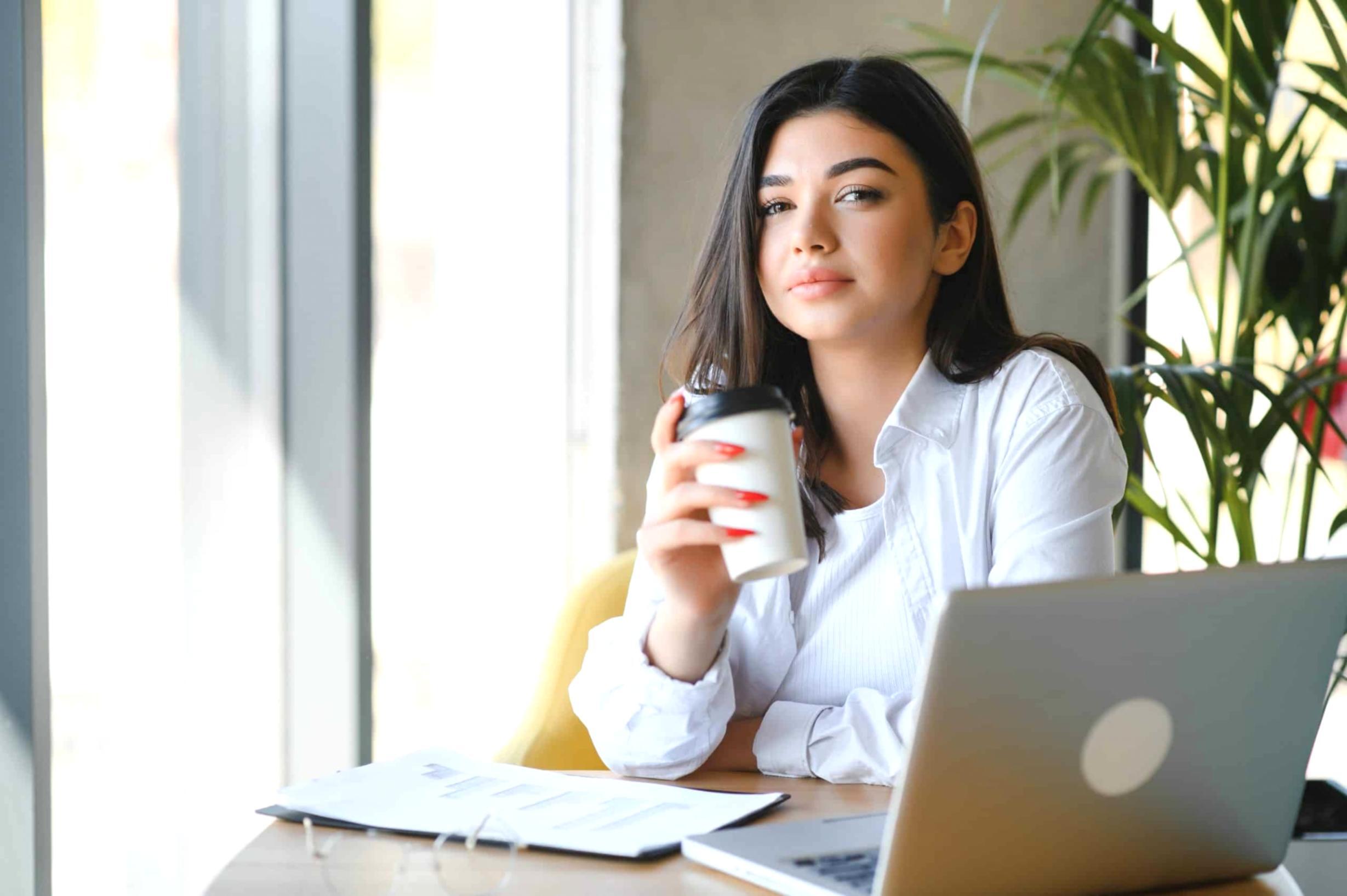Estudiantes revisando estrategias de outreach